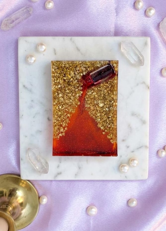 Golden Spill Elegance – Resin Art Showpiece